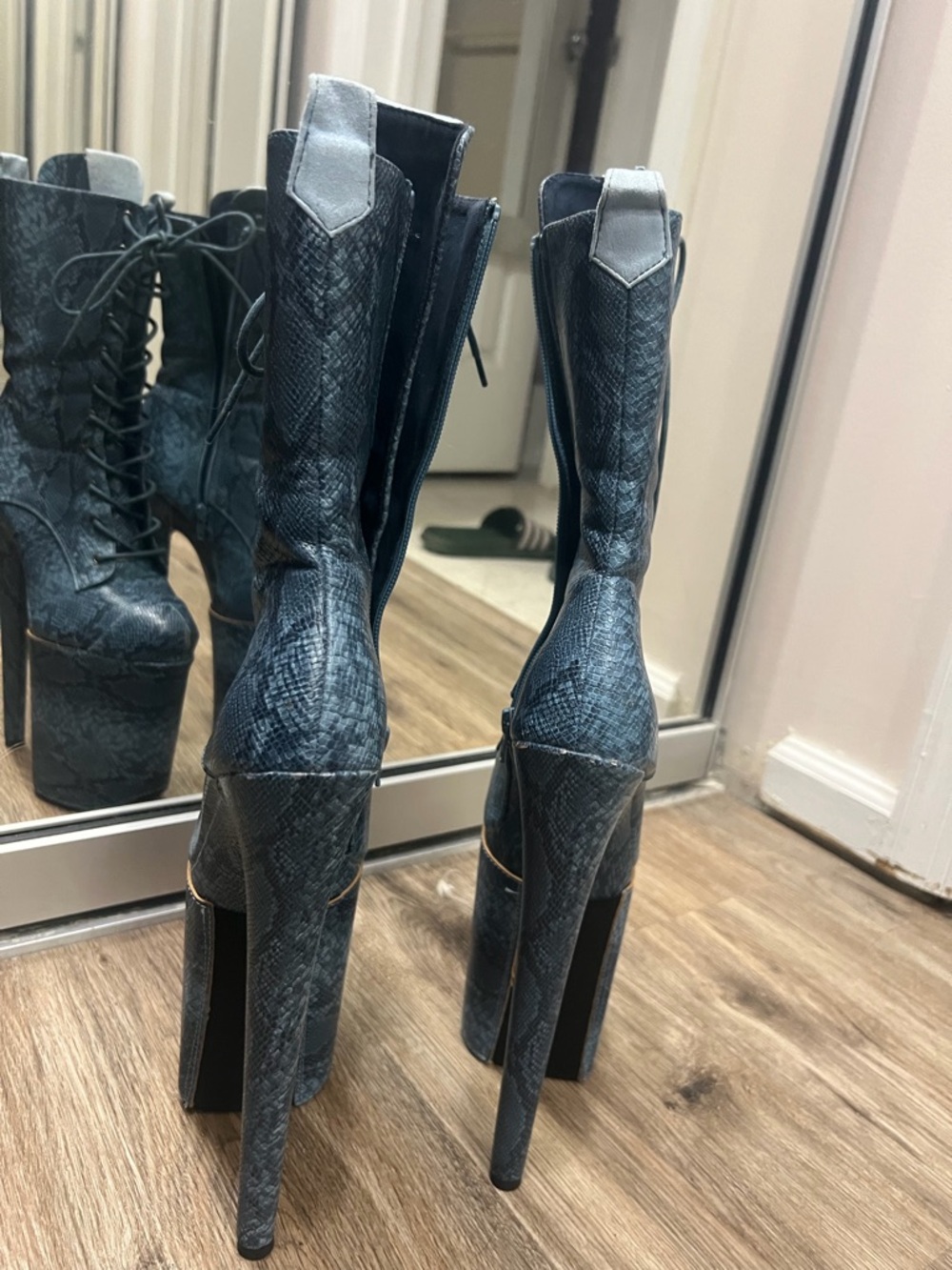 Hella Heels!!!!!  Platform Lace-Up Ankle Boots in Slate Blue Snake Print - Picture 6 of 7